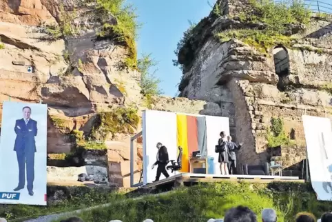 Open-Air-Auftakt auf Burg Altdahn: Das „Theater Rhein Ruhr“ mit seiner Polit-Komödie „Bye Bye Bundeskanzler“.