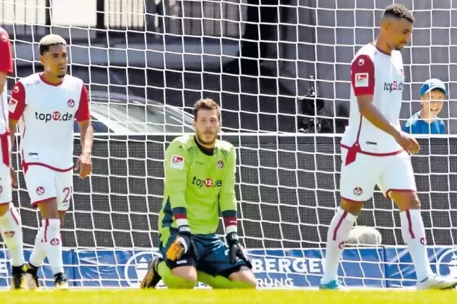 Geschlagen – und fassungslos: FCK-Torhüter Müller und die Kollegen Mwene (links) und Guwara (rechts). Geschlagen – und fassungslos: FCK-Torhüter Müller und die Kollegen Mwene (links) und Guwara (rechts).