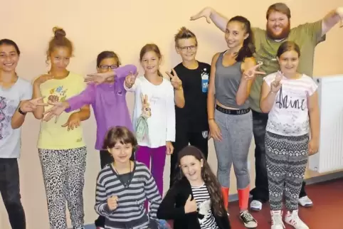 Schnell mal improvisieren: Rajko Schäfer (hinten links) bringt neun Kindern und Jugendlichen bei, worauf es beim Theaterspielen 