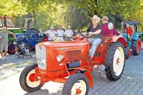 Eine stattliche Parade an alten Traktoren ist schon beim Sommerfest des Pfälzerwald-Vereins im vergangenen Jahr aufgefahren.