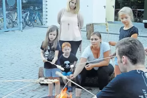 Dem Nachwuchs hat vor allem das Stockbrotbacken über dem Lagerfeuer viel Spaß gemacht.