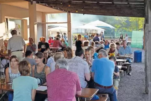 Geschützt unterm Dach und im Freien: der Kerweschauplatz in Silz.