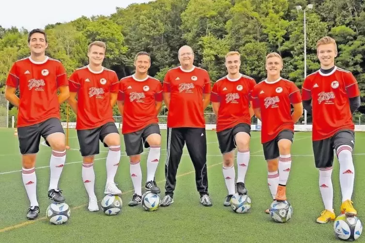 Rot-Weiss-Trainer Roland Beck (Mitte) und seine Neuen: von links Matthias Pfaffmann, Simon Pfaffmann, Christian Jesberger, Domen