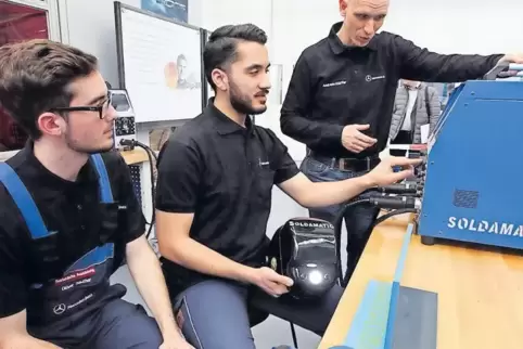 Fast wie im richtigen Leben (v.l.): Oliver Sauther, Aziz Avsar und Ausbildungsleiter Andreas Klöffer schweißen virtuell.