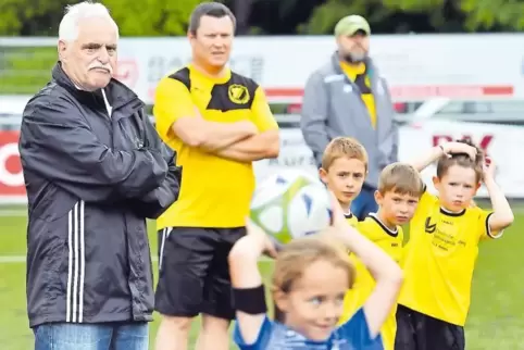 Helmut Scheurer (links) ist regelmäßig Gast auf den Fußballplätzen in der Region. Hier schaut er beim Jugend-Pfingstturnier des 
