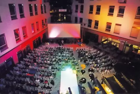 Wieder in der Hetzelgalerie: das Open-Air-Programm des Roxy Kinos Neustadt.