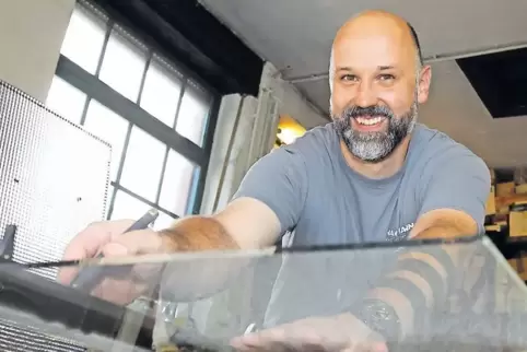 Vorsicht zerbrechlich: Glasermeister Christian Hanemann in der Werkstatt mit dem „sensiblen“ Werkstoff.