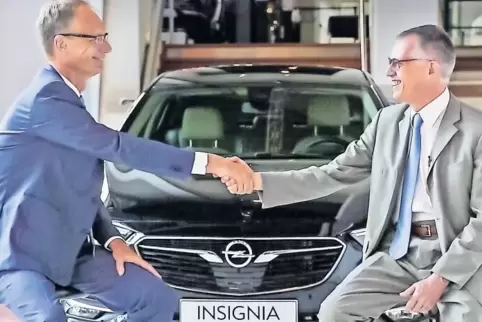 Verbreiten Optimismus: Opel-Chef Michael Lohscheller (links) und PSA-Vorstandsvorsitzender Carlos Tavares vor einem neuen Opel I