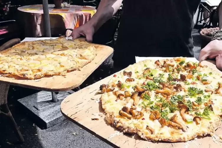 Pfifferlinge haben auch im &bdquo;Annahof&ldquo; Saison: Hier zum Beispiel auf einem Flammkuchen.