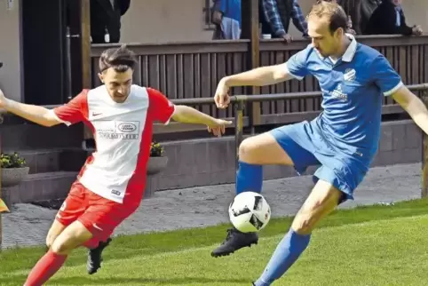 Auf die Qualitäten von Torjäger Pascal Nebel (blau) baut der SV Geinsheim auch in der neuen Saison. Los geht es für die Elf von 