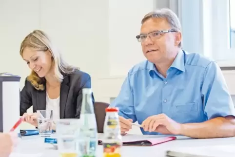 Betont, dass es keinen Spaß mache, Schulen zu schließen: Staatssekretär Hans Beckmann und seine Sprecherin Sabine Schmidt im Ges