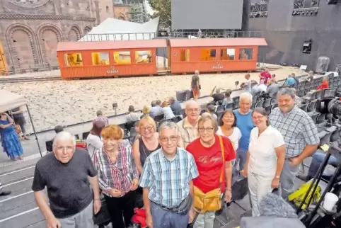 40 Kamerateams und Fotografen verfolgen die Nibelungen-Probe – und dazwischen unsere Leser.