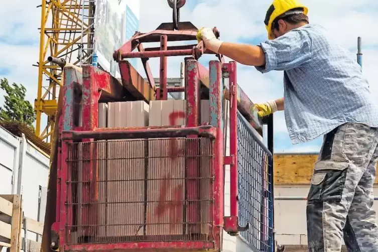 Maschinen und digitale Technik erleichtern das Arbeiten am Bau.