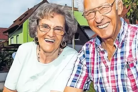 Vereint hinter der Bahnschranke: Erika und Walter Dries.