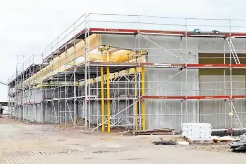 Vorne neu, hinten alt: Aldi-Standort in der Tullastraße.