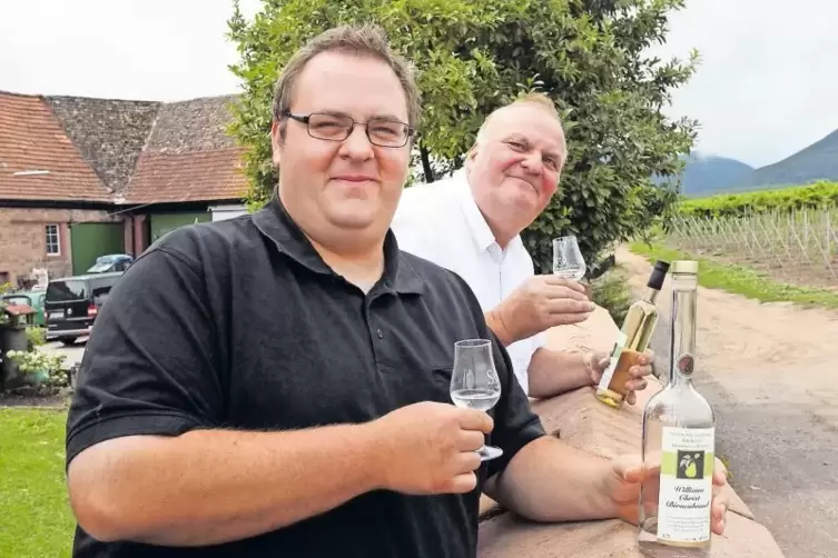 Genuss aus der Flasche: die Edesheimer Medaillengewinner Klaus und Karsten Sperling.
