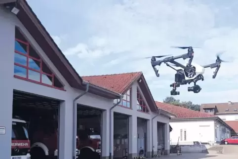 Testflug vor der Wache: An der neuen Drohne der Winnweilerer Feuerwehr sind eine „normale“ und eine Wärmebildkamera angebracht. 