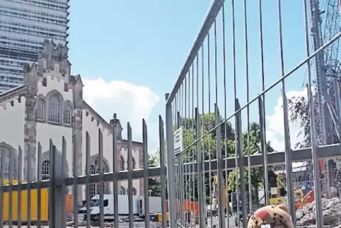 Nils vor dem Alten Wasserwerk und dem Langen Eugen.