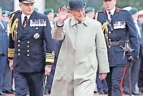 Ohne Schirm, mit Melone: Philip gestern vor dem Buckingham-Palast.