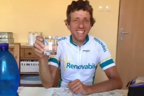 Kurze Pause in der Slowakei – mit einem Glas Wasser und der Straßenkarte vor sich: Christoph Fuhrbach. Foto: FREI 