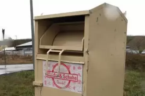 An einem Kleidercontainer vergriffen sich Unbekannte. ArchivFoto: Van 
