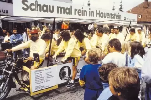 Das Super-Tandem vor 30 Jahren vor seiner Jungfernfahrt nach Chauffailles: Vorne der Vater und Chef-Lenker des Tandems, Lothar D