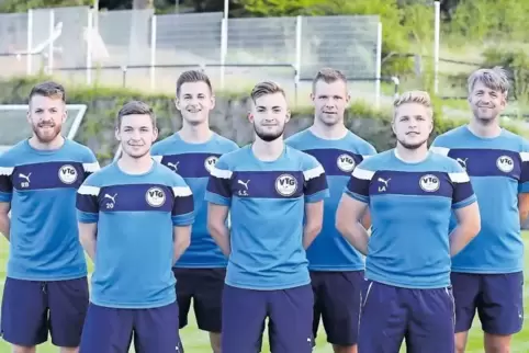 Trainer Marco Bauer (rechts) mit Co-Trainer Ralf Bittig (links) und den Neuen des VTG Queichhambach (von links): Dominik Wörzler