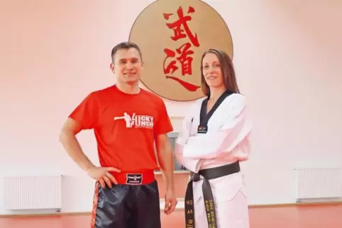 Die beiden Sozialpädagogen André Ulrich und Dana Ehleiter lernen Jugendliche, dass Kampfkunst und Kampfsport sehr nützlich sein 