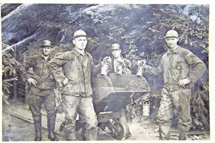 Bergleute 1938 am Eingang der Niederschlettenbacher Eisenerzgrube, wo die Regierung 1937 bis Ende 1938 nach Erz suchen ließ, jed