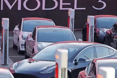 Ende vergangener Woche standen die ersten Wagen des neuen Tesla-Fahrzeugs Model 3 auf dem Fabrikgelände in Fremont, Kalifornien,