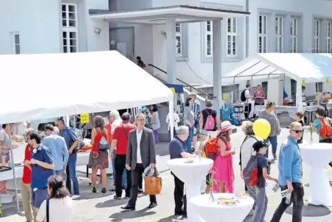 Sommerfest und Jubiläum: Schüler, ihre Familien und Lehrer feiern in der Albrecht-Dürer-Schule.