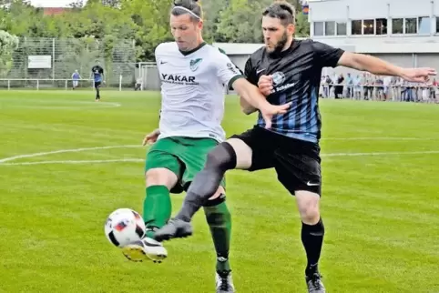In der vergangenen Saison hatten Kaddour Djaouchi (links) und die DJK Eppstein im Verbandspokal gegen Masen Shanab und den VfR F