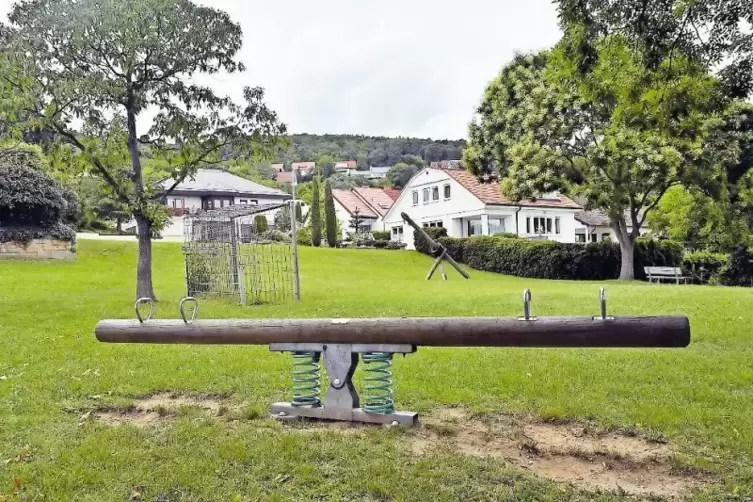 F&uuml;r Familien eher zu schlecht ausgestattet, f&uuml;r Anwohner wegen des Fu&szlig;balltors zu laut: der Spielplatz am Leisb&ouml;hlweg.