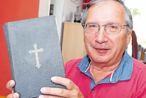 Eine über 100 Jahre alte Bibel aus Hinzweiler besitzt Karl Heinz Allmang, der in Katzweiler wohnt.