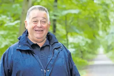 Das Grün lässt ihn strahlen: Günter Remmel ist gerne im Wald unterwegs, holt sich in der Natur Kraft.