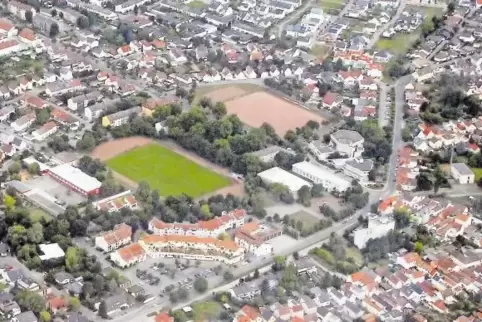 Auf dem Tennenplatz (rechts) in der Mitte Neuhofens könnte ein neuer Supermarkt entstehen. Mit dieser Lösung hadern jedoch vor a