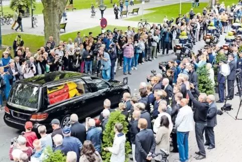Rund 1000 Leute waren am Ludwigsplatz, um Helmut Kohl die letzte Ehre zu erweisen.