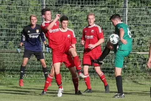 Erfolgreicher Pokalauftakt: von links in Rot die Lingenfelder Dominik Kupper, Lukas Schimpf und Sebastian Lutz.  Foto: Iversen 