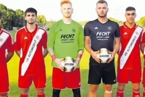 Die Neuen des Ludwigshafener SC, von links: Torwarttrainer Uli Hauptmann, Pasquale Di Ciaula, Albin Bajramaj, Max Mohr, Florian 