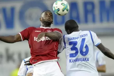 Luftduell: Osayamen Osawe (links) gegen Wilson Kamavuaka. Foto: KUNZ