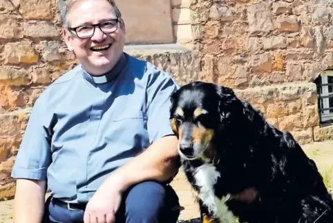 Der neue leitende Pfarrer Matthias Leineweber – hier mit Hündin Lucy – sieht schwierige Aufgaben auf das neue Pastoralteam zukom