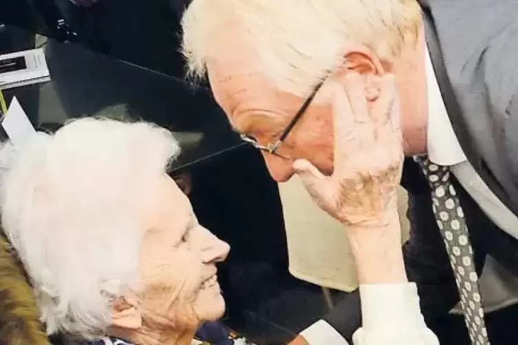 Einen Klaps gibt’s von Ehrenbürgerin Sieghild Müller an deren 100. Geburtstag.