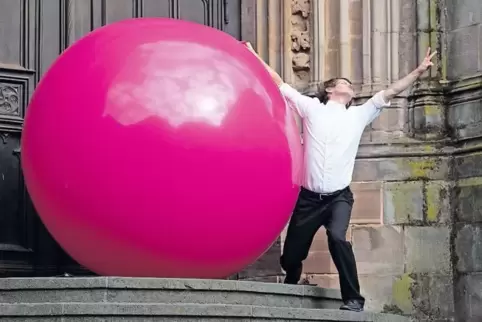 Tobi van Deisners Auftritt vor der Basilika.