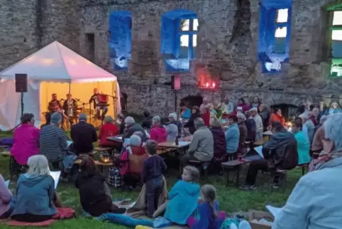 Gemütlich und heimelig war’s auf der Burg für kleine und große Sänger.