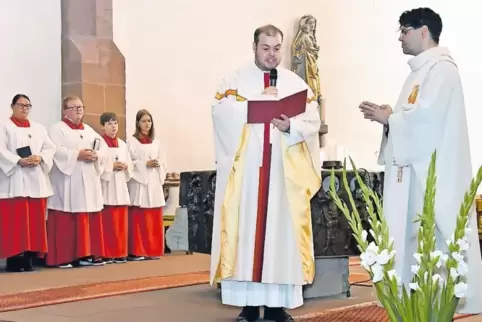 Dominik Schindler (links) wurde als Kaplan in St. Martin eingeführt. Unser Bild zeigt ihn mit Pfarrer Andreas Keller, der ihn wi