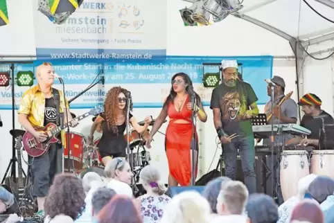 Jamaika-Feeling in Ramstein: Gleich mit vier Sängerinnen und Sängern stand die Mannheimer Reggae-Band „Superjam“ auf der Bühne.
