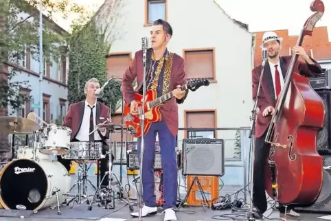 Rudolf und die Renntiere präsentieren Rock`n`Roll und Rock-a-billy. Da wollen viele Zuhörer nicht sitzen bleiben. Gut, dass die 