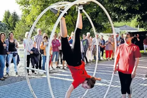 In Reichenbach-Steegen erfunden ? und am Wochenende präsentiert: Rhönrad-Vorführung mit Clara Kunz und ihrer Trainerin Bärbel Kl