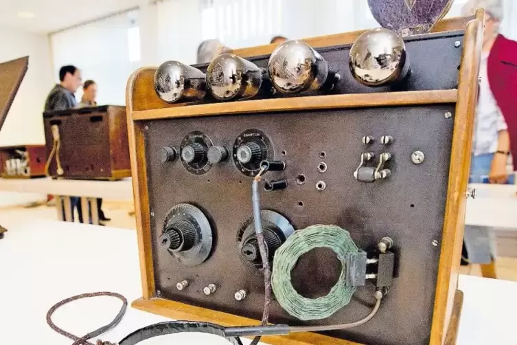 Im Weilerbacher Reinhard-Blauth-Museum sind historische Radioger&auml;te aus M&uuml;nchweilerer Best&auml;nden zu sehen, etwa dieser Eigenbau-E