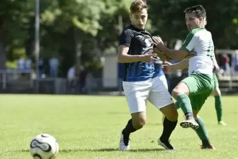  Timucin Sürmen (links), hier mit Eppsteins Francesco Moncada, erzielte nach dem Seitenwechsel das zwischenzeitliche 2:1 für den